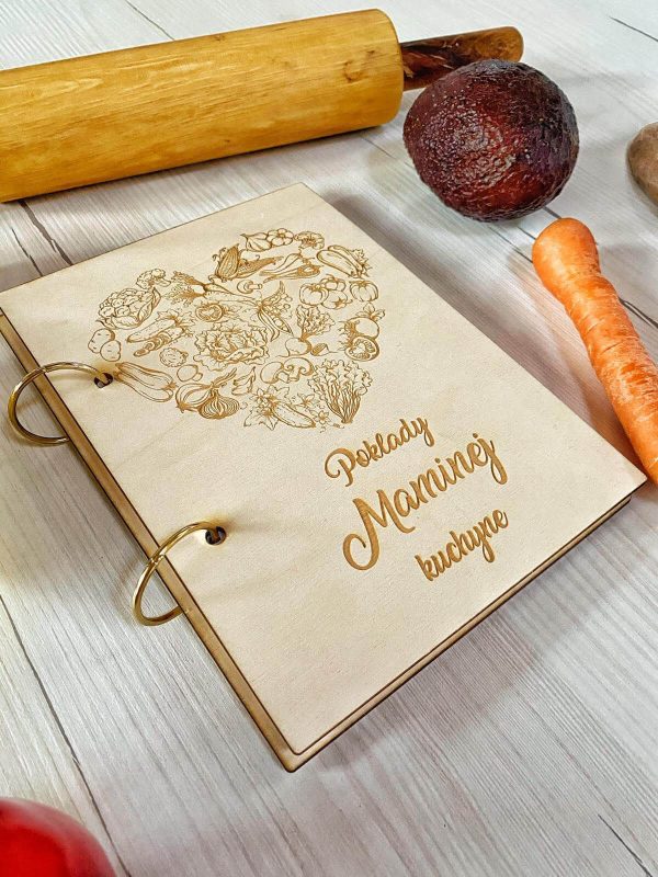 Hľadáš výnimočný darček na Deň matiek? „Poklady Maminej kuchyne“ je krásna kniha receptov, do ktorej si tvoja mamina môže zapísať všetky svoje obľúbené recepty a rodinné tajomstvá varenia. Štýlový formát A5, 40 listov a jedinečný dizajn z nej robia dokonalý darček plný spomienok a lásky.
