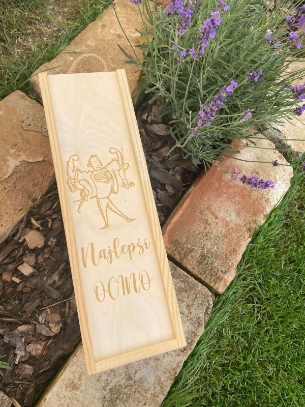Krabica na víno pre ocina je štýlovým a vtipným spôsobom, ako mu poďakovať za všetko, čo pre teba robí. Krásne spracovaná s gravírovaným nápisom a možnosťou personalizácie – skvelý darček, ktorý ocina určite poteší!