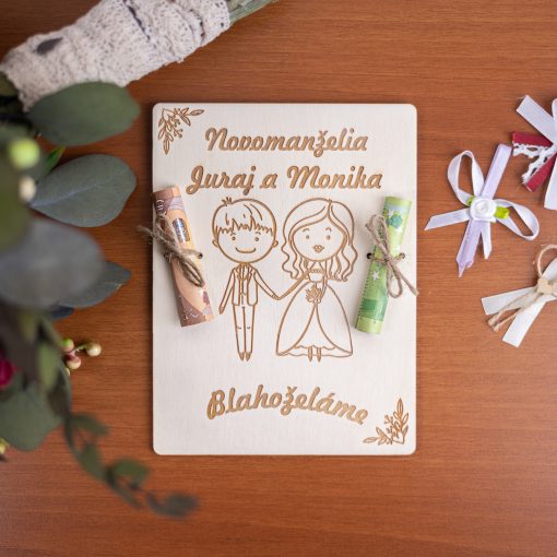 Drevený dar na paniaze. Chcete sa odlíšiť od ostatných a darovať svadobný dar štýlovo? Pripravili sme pre vás takúto krásnu doštičku s gravírovanou, svadobnou personalizáciou, na ktorú môžete pekne pripnúť finančný dar. Inak povedané, dáte peniaze na DREVO!