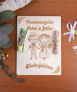 Drevený dar na peniaze. Chcete sa odlíšiť od ostatných a darovať svadobný dar štýlovo? Pripravili sme pre vás takúto krásnu doštičku s gravírovanou, svadobnou personalizáciou, na ktorú môžete pekne pripnúť finančný dar. Inak povedané, dáte peniaze na DREVO!