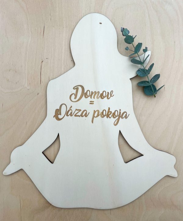 Drevená dekorácia Domov = oáza pokoja vám každý deň pripomenie, že váš domov je priestorom plným lásky a oddychu. Štýlový dizajn a prírodné drevené prevedenie krásne zapadnú do každého interiéru.
