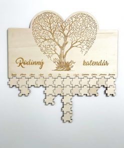 Rodinný drevený kalendár je originálny a praktický doplnok, ktorý prehľadne zaznamená narodeniny, meniny a dôležité dátumy vašich blízkych. Puzzle dieliky s možnosťou písania alebo gravírovania mien a dátumov vytvoria osobitný dotyk vo vašom interiéri. Ľahko ho pripevníte na stenu pomocou obojstranných pásikov, bez potreby vŕtania.