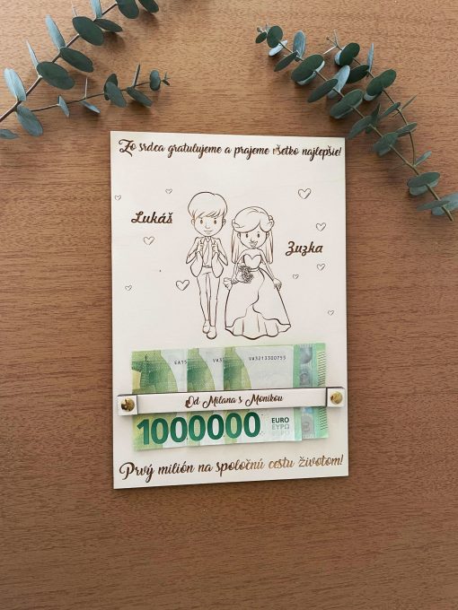 Svadobný dar v drevenej obálke pre mladomanželov. Darujte finančný dar štýlovo, určite ich poteší ich prvý milión.