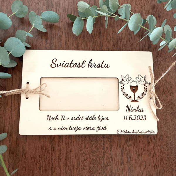 Darčeková obálka ku krstu je elegantným a osobitým spôsobom, ako darovať peniaze alebo poukaz pri tejto nezabudnuteľnej príležitosti. Jemný dizajn v kombinácii s krásnymi detailami dodá vášmu daru špeciálny nádych a stane sa perfektným doplnkom ku krstnej oslave.