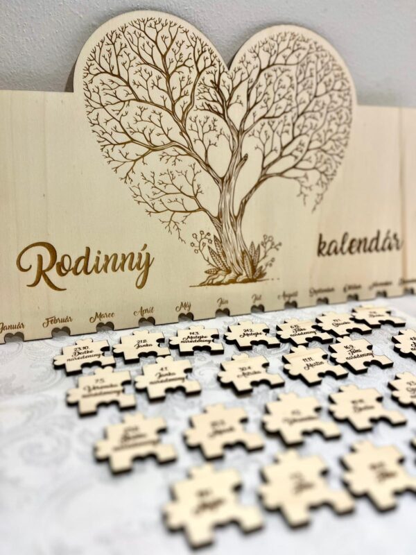 Gravírovanie na puzzle - Rodinný kalendár vytvára jedinečný vzhľad. Vytvoríme krásny a trvácny doplnok gravírovaním a označíme mená či dôležité dátumy priamo na drevo.