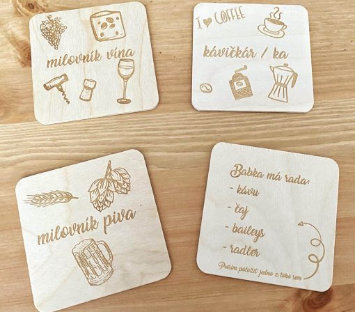 Set 6 drevených podšálok so stojanom ponúka elegantný dizajn a ochranu nábytku pred škvrnami. Dostupné sú bez gravírovania alebo s vlastnou personalizáciou – možnosť gravírovať text, logo či obrázok. Ideálne do domácnosti, kancelárie alebo ako originálny darček. Vyrobené z kvalitného dreva, ktoré je ekologické a odolné. Ak potrebujete viac kusov, neváhaj nás kontaktovať!